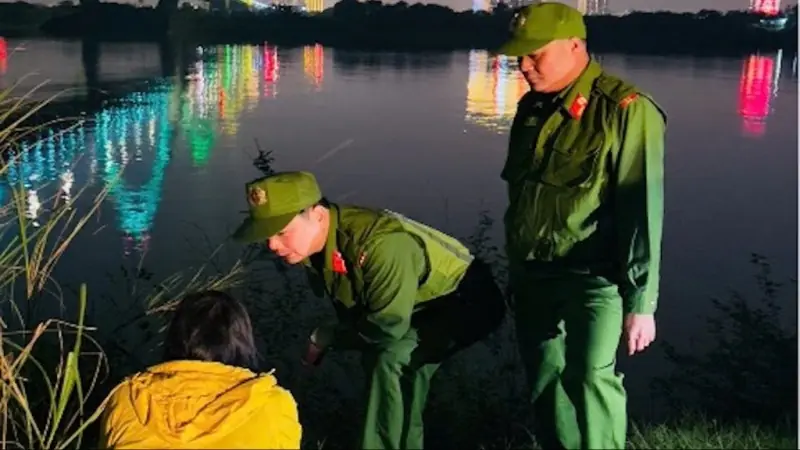 Cảnh sát ngăn chặn một phụ nữ có ý định tự tử